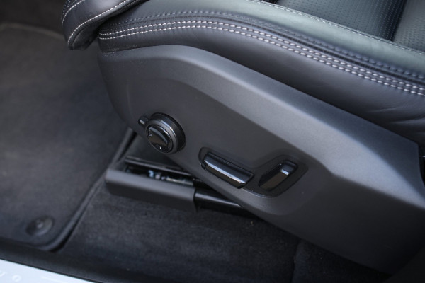 Volvo XC60 2.0 T8 Plug-in hybrid AWD Ultra Black Edition *B&W*Pano*Massage*Luchtvering*