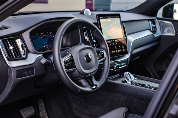 Volvo XC60 2.0 T8 Plug-in hybrid AWD Ultra Black Edition *B&W*Pano*Massage*Luchtvering*