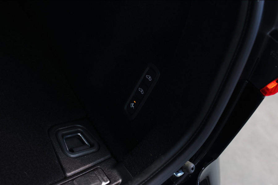 Volvo XC60 2.0 T8 Plug-in hybrid AWD Ultra Black Edition *B&W*Pano*Massage*Luchtvering*