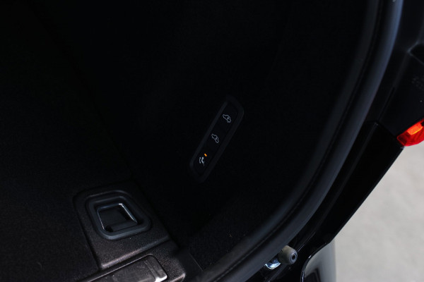 Volvo XC60 2.0 T8 Plug-in hybrid AWD Ultra Black Edition *B&W*Pano*Massage*Luchtvering*