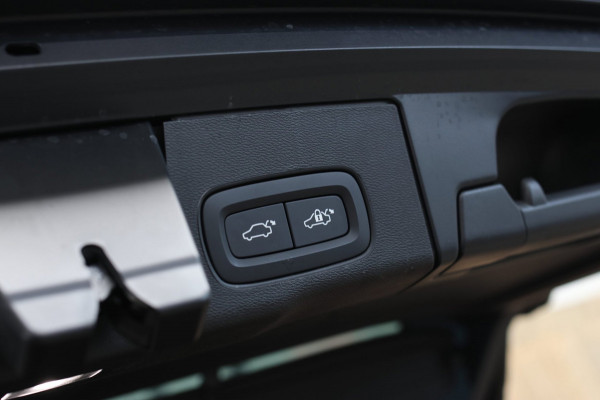 Volvo XC60 2.0 T8 Plug-in hybrid AWD Ultra Black Edition *B&W*Pano*Massage*Luchtvering*