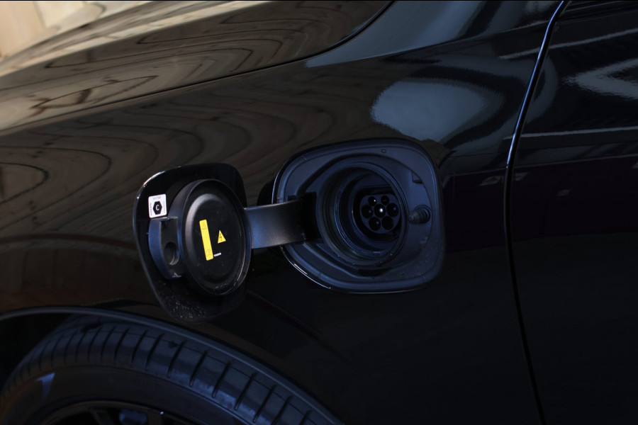 Volvo XC60 2.0 T8 Plug-in hybrid AWD Ultra Black Edition *B&W*Pano*Massage*Luchtvering*