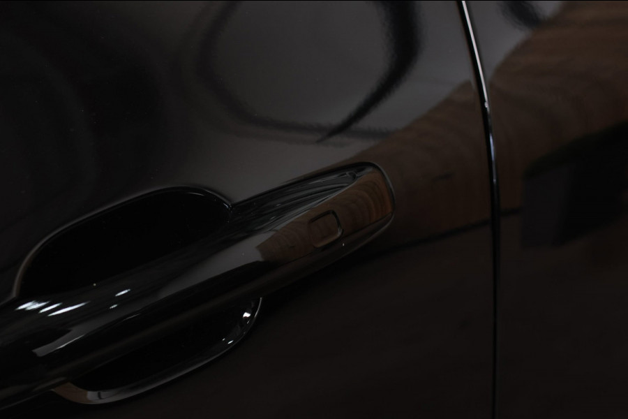 Volvo XC60 2.0 T8 Plug-in hybrid AWD Ultra Black Edition *B&W*Pano*Massage*Luchtvering*