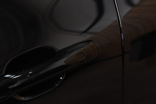 Volvo XC60 2.0 T8 Plug-in hybrid AWD Ultra Black Edition *B&W*Pano*Massage*Luchtvering*