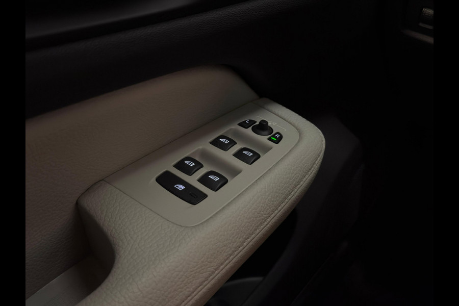 Volvo V60 2.0 T5 Momentum / NL-auto / Leder / CarPlay / Trekhaak