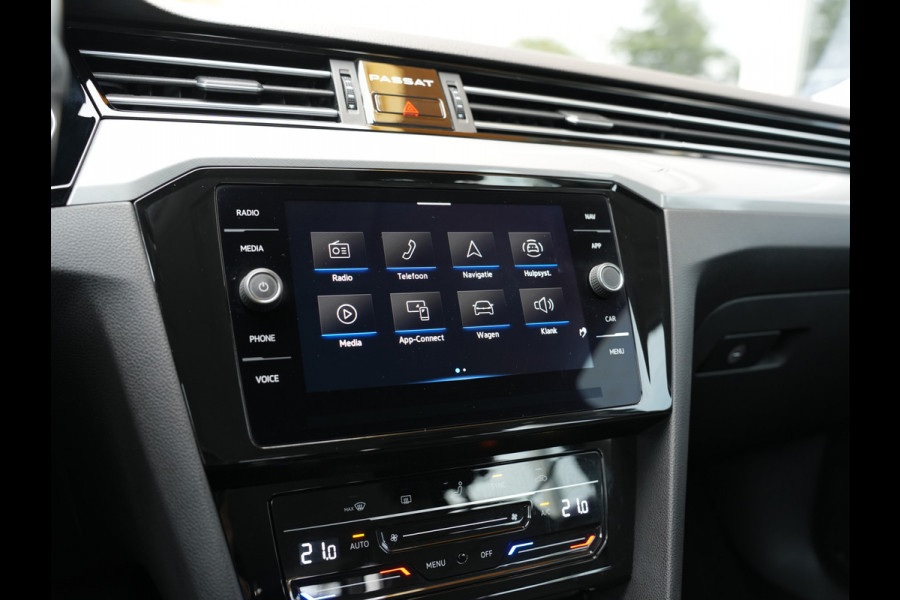 Volkswagen Passat Variant 1.5 TSI Business | Voorruit verwarmbaar en warmtewerend | LED | Draadloze telefoonlader |