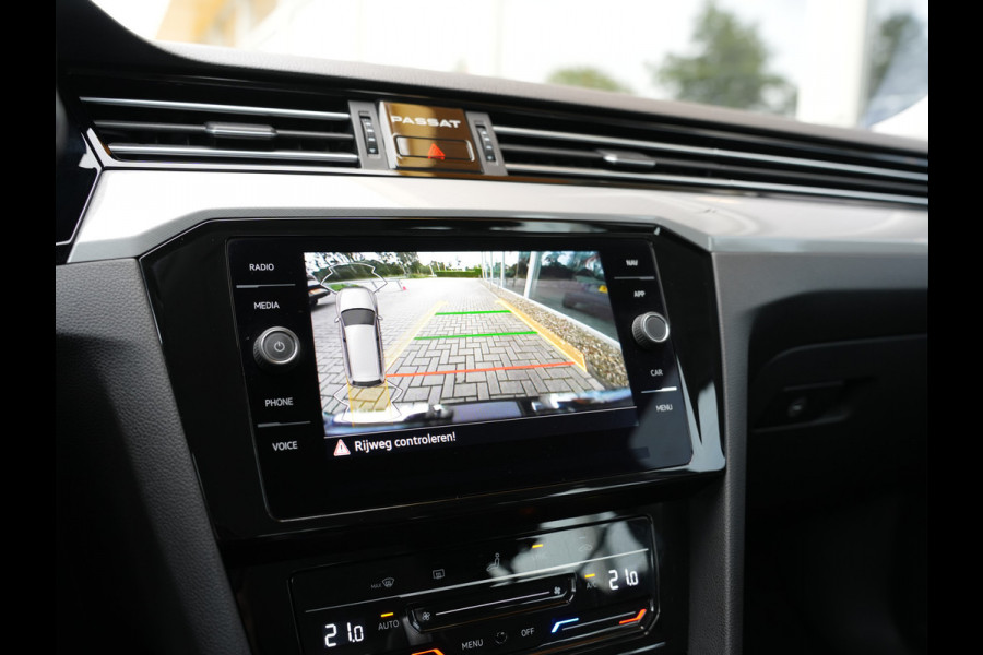 Volkswagen Passat Variant 1.5 TSI Business | Voorruit verwarmbaar en warmtewerend | LED | Draadloze telefoonlader |