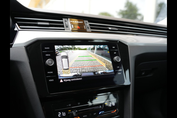 Volkswagen Passat Variant 1.5 TSI Business | Voorruit verwarmbaar en warmtewerend | LED | Draadloze telefoonlader |