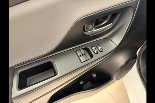 Toyota Yaris 1.5 HYBRID BLACK & WHITE GARANTIE TOT 2030! CLIMAT CONTROLL. ACHTERUITRIJ CAMERA . SLECHTS 58.000 KM GEREDEN!