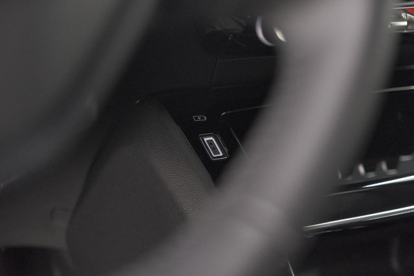 Peugeot e-2008 EV Allure Avantage 54 kWh | SOH 97,7% | 11 KW Lader | Apple Carplay | Parkeersensoren