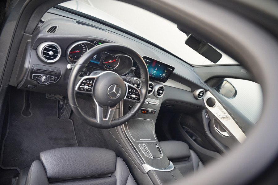 Mercedes-Benz GLC Coupé 300e 4MATIC Premium Plus | Panoramadak | Stuurverwarming | Stoelverwarming | Head-Up Display | Massage | Memory Seats | Luchtvering | Keyless | 360 Camera | Leer | Ambiance Verlichting | Trekhaak | Apple Carplay | Na