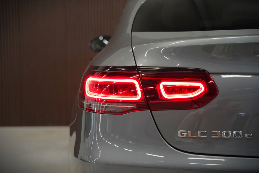 Mercedes-Benz GLC Coupé 300e 4MATIC Premium Plus | Panoramadak | Stuurverwarming | Stoelverwarming | Head-Up Display | Massage | Memory Seats | Luchtvering | Keyless | 360 Camera | Leer | Ambiance Verlichting | Trekhaak | Apple Carplay | Na