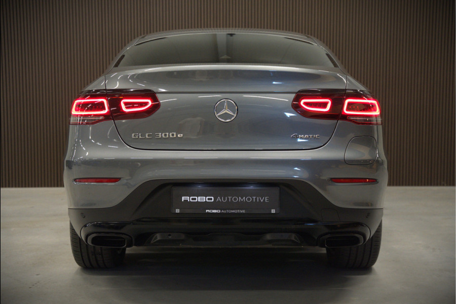 Mercedes-Benz GLC Coupé 300e 4MATIC Premium Plus | Panoramadak | Stuurverwarming | Stoelverwarming | Head-Up Display | Massage | Memory Seats | Luchtvering | Keyless | 360 Camera | Leer | Ambiance Verlichting | Trekhaak | Apple Carplay | Na
