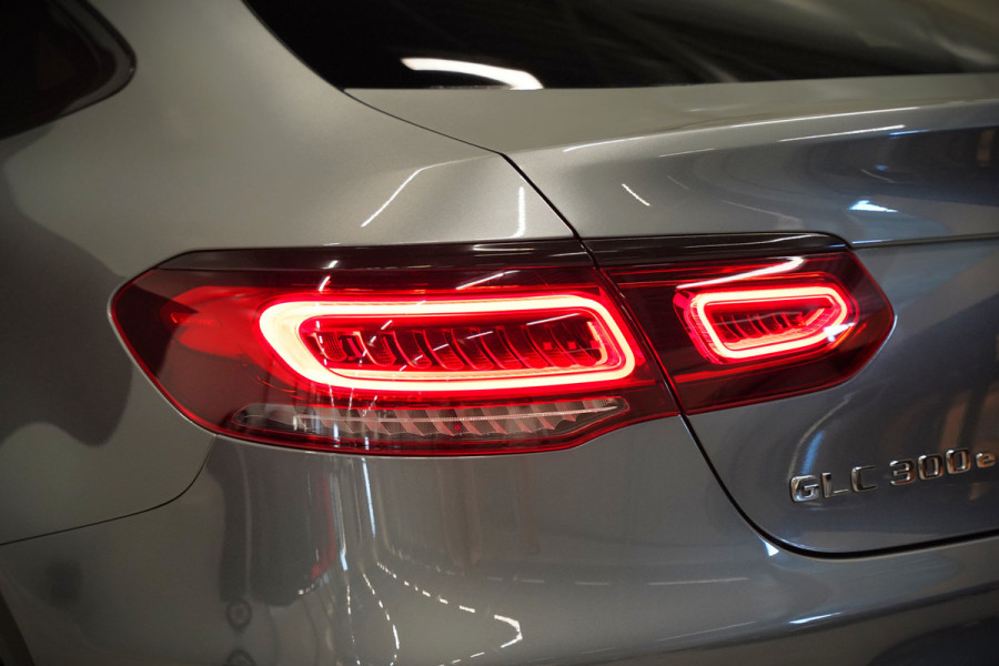 Mercedes-Benz GLC Coupé 300e 4MATIC Premium Plus | Panoramadak | Stuurverwarming | Stoelverwarming | Head-Up Display | Massage | Memory Seats | Luchtvering | Keyless | 360 Camera | Leer | Ambiance Verlichting | Trekhaak | Apple Carplay | Na