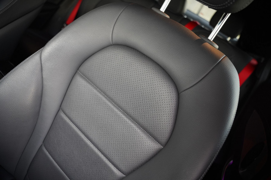 Mercedes-Benz GLC Coupé 300e 4MATIC Premium Plus | Panoramadak | Stuurverwarming | Stoelverwarming | Head-Up Display | Massage | Memory Seats | Luchtvering | Keyless | 360 Camera | Leer | Ambiance Verlichting | Trekhaak | Apple Carplay | Na