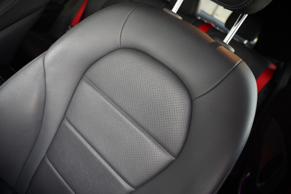Mercedes-Benz GLC Coupé 300e 4MATIC Premium Plus | Panoramadak | Stuurverwarming | Stoelverwarming | Head-Up Display | Massage | Memory Seats | Luchtvering | Keyless | 360 Camera | Leer | Ambiance Verlichting | Trekhaak | Apple Carplay | Na