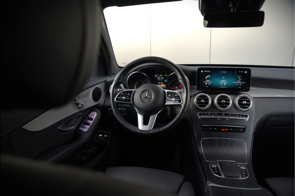 Mercedes-Benz GLC Coupé 300e 4MATIC Premium Plus | Panoramadak | Stuurverwarming | Stoelverwarming | Head-Up Display | Massage | Memory Seats | Luchtvering | Keyless | 360 Camera | Leer | Ambiance Verlichting | Trekhaak | Apple Carplay | Na