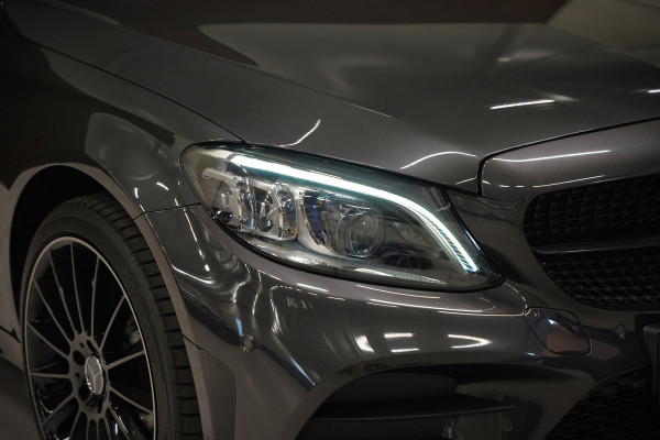 Mercedes-Benz C-Klasse Estate 300 e Business Solution AMG | Panoramadak | Stoelverwarming | 360 Camera | Dodehoekdetectie | Cruise Control | Apple Carplay | Navigatie | Trekhaak | DAB | Ambiance Verlichting | Multibeam | SOH 89,49%