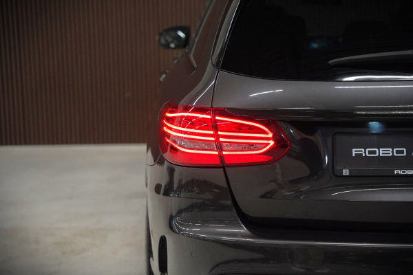 Mercedes-Benz C-Klasse Estate 300 e Business Solution AMG | Panoramadak | Stoelverwarming | 360 Camera | Dodehoekdetectie | Cruise Control | Apple Carplay | Navigatie | Trekhaak | DAB | Ambiance Verlichting | Multibeam | SOH 89,49%