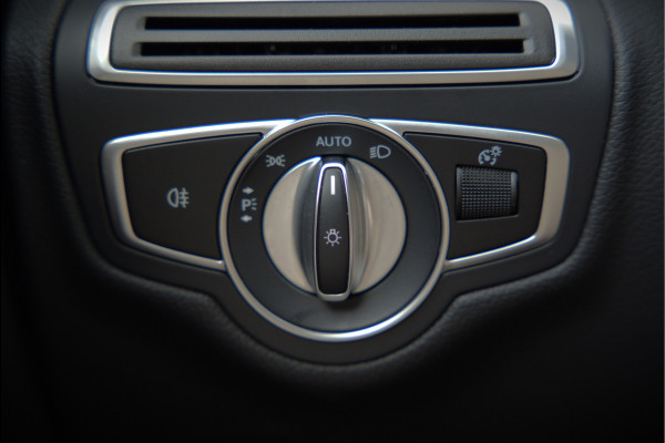 Mercedes-Benz C-Klasse Estate 300 e Business Solution AMG | Panoramadak | Stoelverwarming | 360 Camera | Dodehoekdetectie | Cruise Control | Apple Carplay | Navigatie | Trekhaak | DAB | Ambiance Verlichting | Multibeam | SOH 89,49%