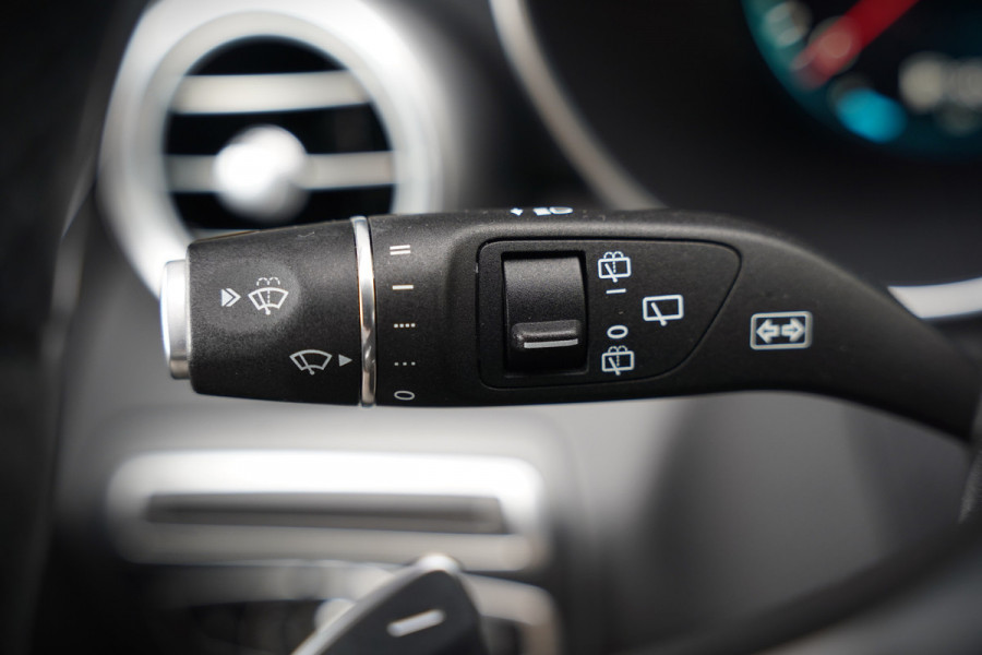 Mercedes-Benz C-Klasse Estate 300 e Business Solution AMG | Panoramadak | Stoelverwarming | 360 Camera | Dodehoekdetectie | Cruise Control | Apple Carplay | Navigatie | Trekhaak | DAB | Ambiance Verlichting | Multibeam | SOH 89,49%