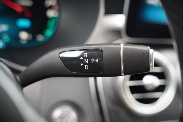 Mercedes-Benz C-Klasse Estate 300 e Business Solution AMG | Panoramadak | Stoelverwarming | 360 Camera | Dodehoekdetectie | Cruise Control | Apple Carplay | Navigatie | Trekhaak | DAB | Ambiance Verlichting | Multibeam | SOH 89,49%