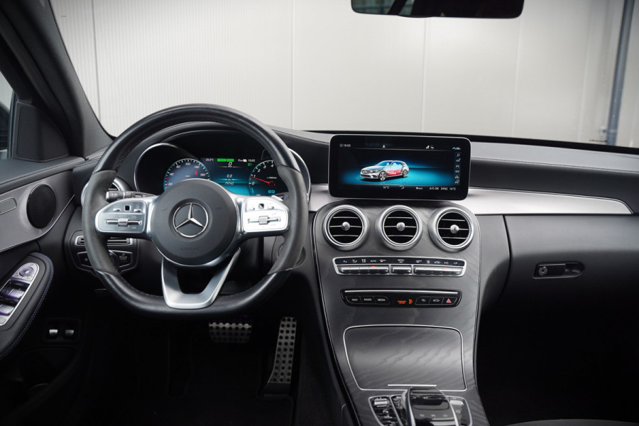Mercedes-Benz C-Klasse Estate 300 e Business Solution AMG | Panoramadak | Stoelverwarming | 360 Camera | Dodehoekdetectie | Cruise Control | Apple Carplay | Navigatie | Trekhaak | DAB | Ambiance Verlichting | Multibeam | SOH 89,49%