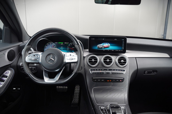 Mercedes-Benz C-Klasse Estate 300 e Business Solution AMG | Panoramadak | Stoelverwarming | 360 Camera | Dodehoekdetectie | Cruise Control | Apple Carplay | Navigatie | Trekhaak | DAB | Ambiance Verlichting | Multibeam | SOH 89,49%