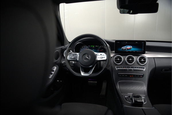 Mercedes-Benz C-Klasse Estate 300 e Business Solution AMG | Panoramadak | Stoelverwarming | 360 Camera | Dodehoekdetectie | Cruise Control | Apple Carplay | Navigatie | Trekhaak | DAB | Ambiance Verlichting | Multibeam | SOH 89,49%