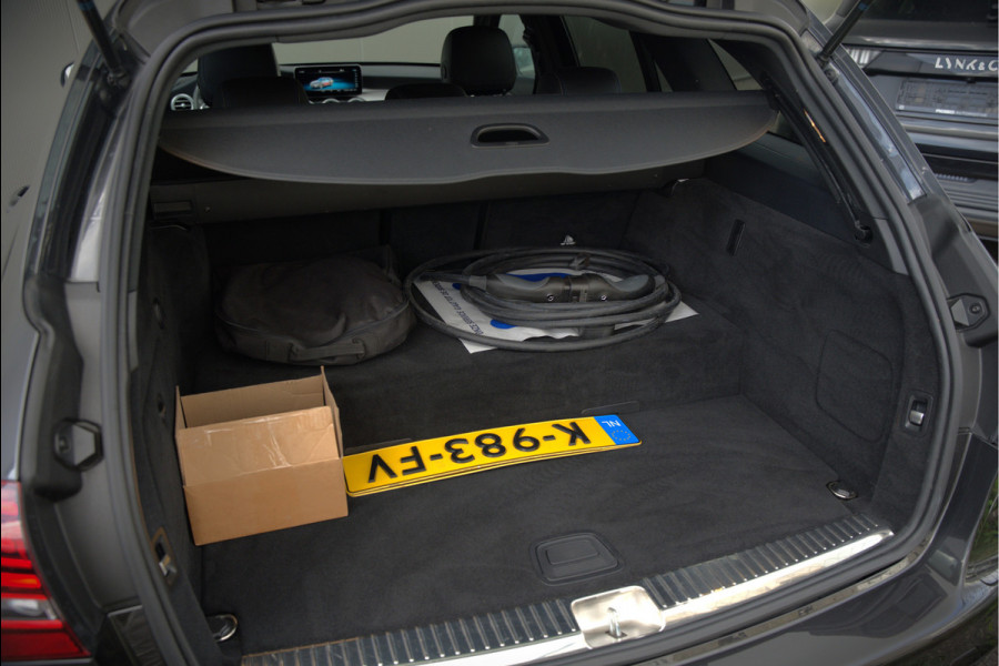 Mercedes-Benz C-Klasse Estate 300 e Business Solution AMG | Panoramadak | Stoelverwarming | 360 Camera | Dodehoekdetectie | Cruise Control | Apple Carplay | Navigatie | Trekhaak | DAB | Ambiance Verlichting | Multibeam | SOH 89,49%