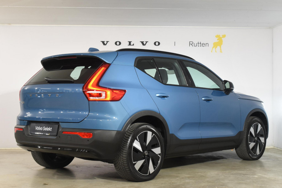 Volvo EX40 Single Motor Extended Range Plus 82 kWh / Adaptive Cruise control / Achteruitrijcamera / Stuur & Stoelverwarming / Trekhaak elektrisch uitklapbaar / Elektrische achterklep / 19" LM Velgen / All season banden / Parkeersensoren V+A