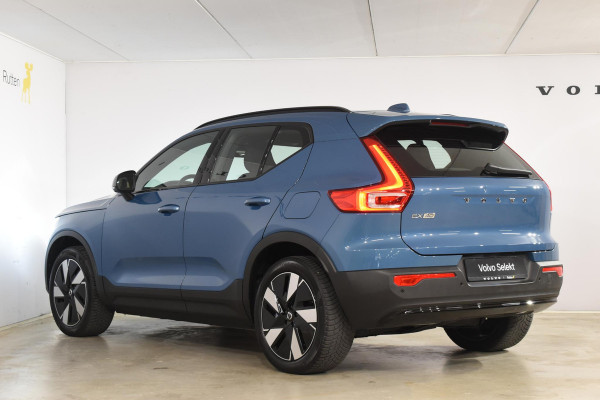 Volvo EX40 Single Motor Extended Range Plus 82 kWh / Adaptive Cruise control / Achteruitrijcamera / Stuur & Stoelverwarming / Trekhaak elektrisch uitklapbaar / Elektrische achterklep / 19" LM Velgen / All season banden / Parkeersensoren V+A