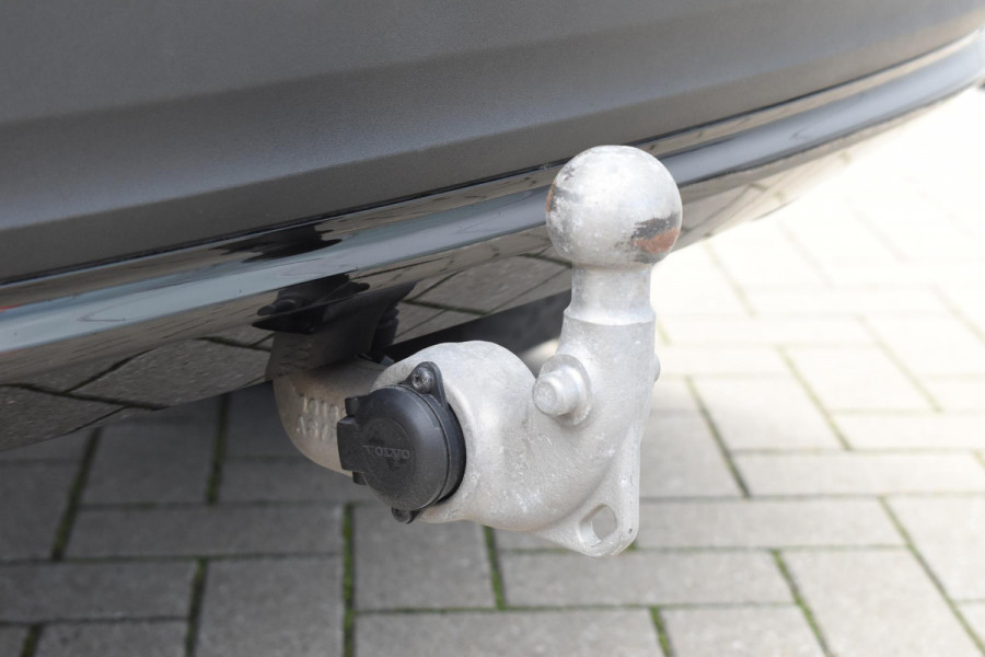 Volvo EX40 Single Motor Extended Range Plus 82 kWh / Adaptive Cruise control / Achteruitrijcamera / Stuur & Stoelverwarming / Trekhaak elektrisch uitklapbaar / Elektrische achterklep / 19" LM Velgen / All season banden / Parkeersensoren V+A