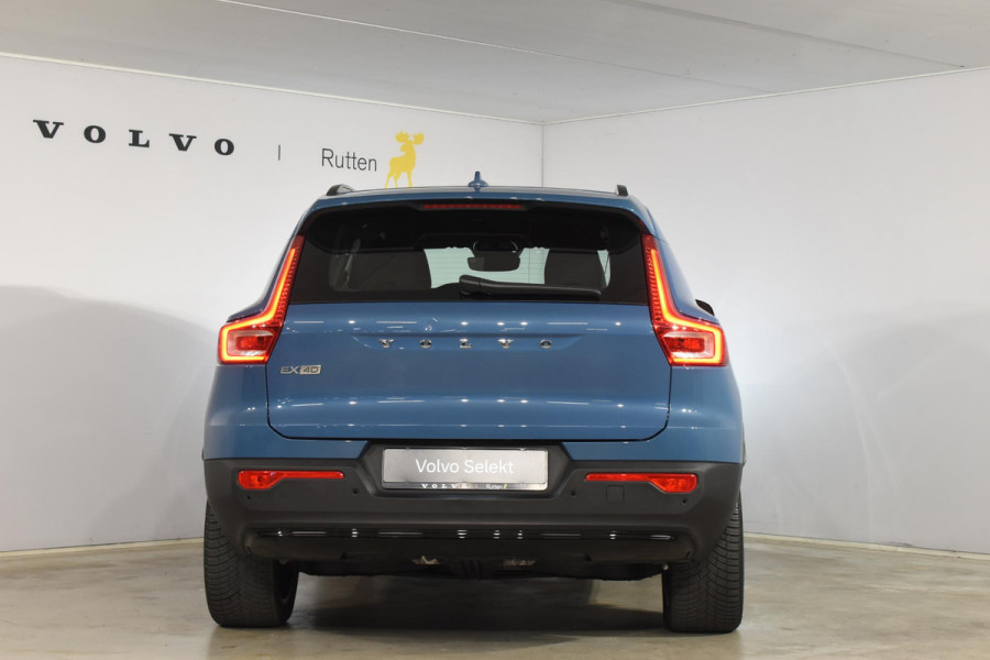 Volvo EX40 Single Motor Extended Range Plus 82 kWh / Adaptive Cruise control / Achteruitrijcamera / Stuur & Stoelverwarming / Trekhaak elektrisch uitklapbaar / Elektrische achterklep / 19" LM Velgen / All season banden / Parkeersensoren V+A