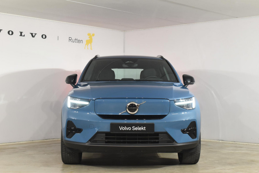 Volvo EX40 Single Motor Extended Range Plus 82 kWh / Adaptive Cruise control / Achteruitrijcamera / Stuur & Stoelverwarming / Trekhaak elektrisch uitklapbaar / Elektrische achterklep / 19" LM Velgen / All season banden / Parkeersensoren V+A