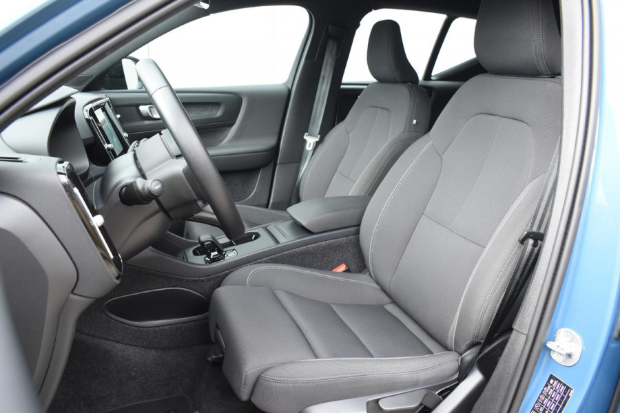 Volvo EX40 Single Motor Extended Range Plus 82 kWh / Adaptive Cruise control / Achteruitrijcamera / Stuur & Stoelverwarming / Trekhaak elektrisch uitklapbaar / Elektrische achterklep / 19" LM Velgen / All season banden / Parkeersensoren V+A