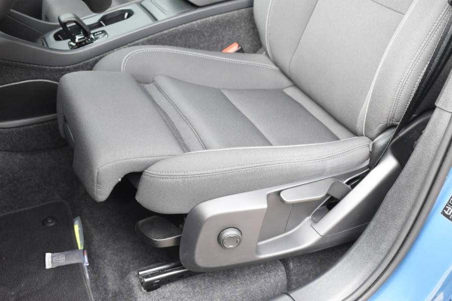 Volvo EX40 Single Motor Extended Range Plus 82 kWh / Adaptive Cruise control / Achteruitrijcamera / Stuur & Stoelverwarming / Trekhaak elektrisch uitklapbaar / Elektrische achterklep / 19" LM Velgen / All season banden / Parkeersensoren V+A