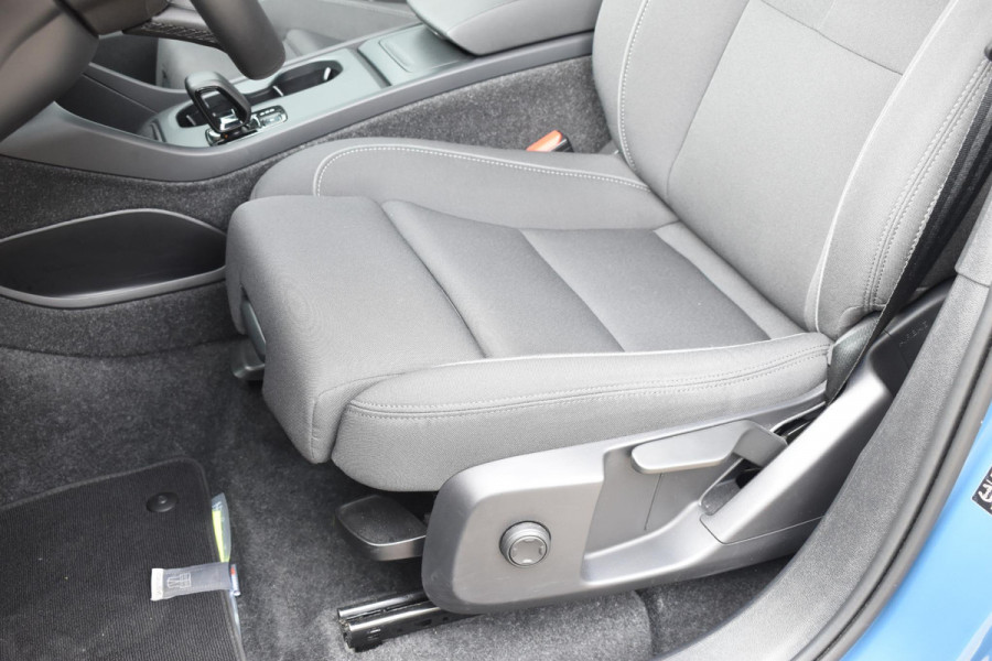 Volvo EX40 Single Motor Extended Range Plus 82 kWh / Adaptive Cruise control / Achteruitrijcamera / Stuur & Stoelverwarming / Trekhaak elektrisch uitklapbaar / Elektrische achterklep / 19" LM Velgen / All season banden / Parkeersensoren V+A