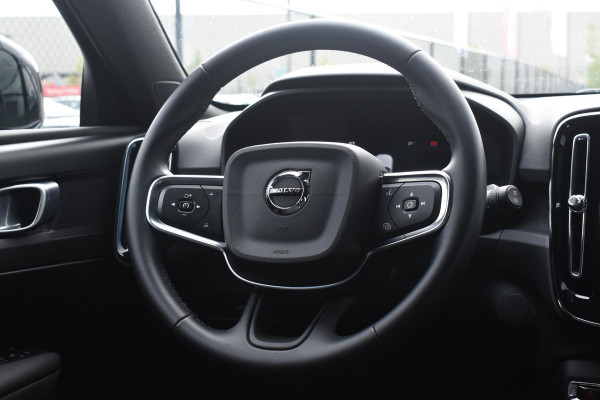 Volvo EX40 Single Motor Extended Range Plus 82 kWh / Adaptive Cruise control / Achteruitrijcamera / Stuur & Stoelverwarming / Trekhaak elektrisch uitklapbaar / Elektrische achterklep / 19" LM Velgen / All season banden / Parkeersensoren V+A