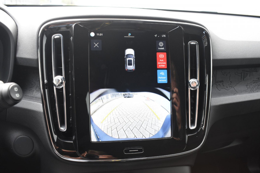 Volvo EX40 Single Motor Extended Range Plus 82 kWh / Adaptive Cruise control / Achteruitrijcamera / Stuur & Stoelverwarming / Trekhaak elektrisch uitklapbaar / Elektrische achterklep / 19" LM Velgen / All season banden / Parkeersensoren V+A