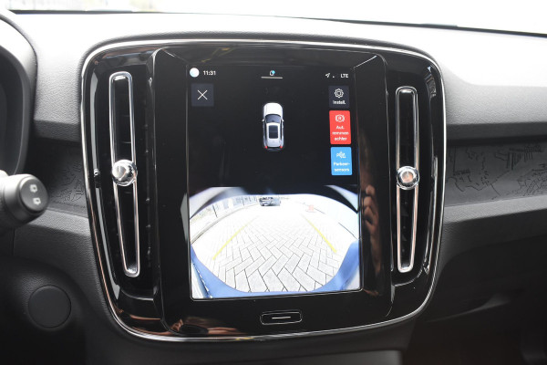 Volvo EX40 Single Motor Extended Range Plus 82 kWh / Adaptive Cruise control / Achteruitrijcamera / Stuur & Stoelverwarming / Trekhaak elektrisch uitklapbaar / Elektrische achterklep / 19" LM Velgen / All season banden / Parkeersensoren V+A