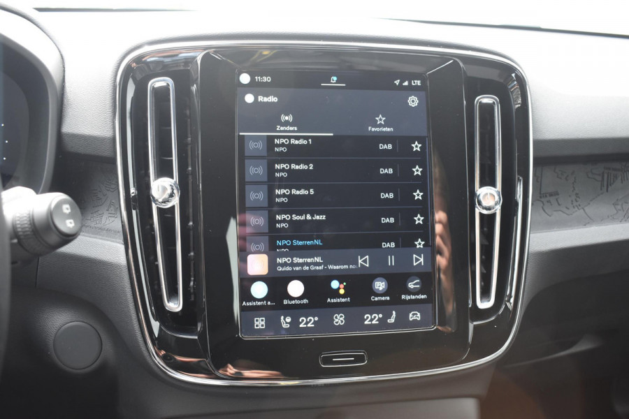 Volvo EX40 Single Motor Extended Range Plus 82 kWh / Adaptive Cruise control / Achteruitrijcamera / Stuur & Stoelverwarming / Trekhaak elektrisch uitklapbaar / Elektrische achterklep / 19" LM Velgen / All season banden / Parkeersensoren V+A
