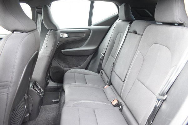Volvo EX40 Single Motor Extended Range Plus 82 kWh / Adaptive Cruise control / Achteruitrijcamera / Stuur & Stoelverwarming / Trekhaak elektrisch uitklapbaar / Elektrische achterklep / 19" LM Velgen / All season banden / Parkeersensoren V+A