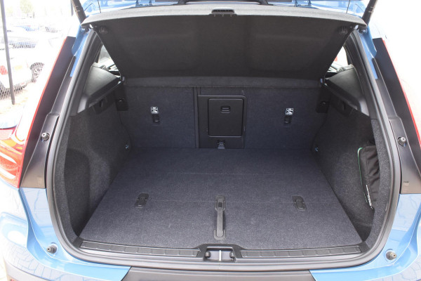 Volvo EX40 Single Motor Extended Range Plus 82 kWh / Adaptive Cruise control / Achteruitrijcamera / Stuur & Stoelverwarming / Trekhaak elektrisch uitklapbaar / Elektrische achterklep / 19" LM Velgen / All season banden / Parkeersensoren V+A