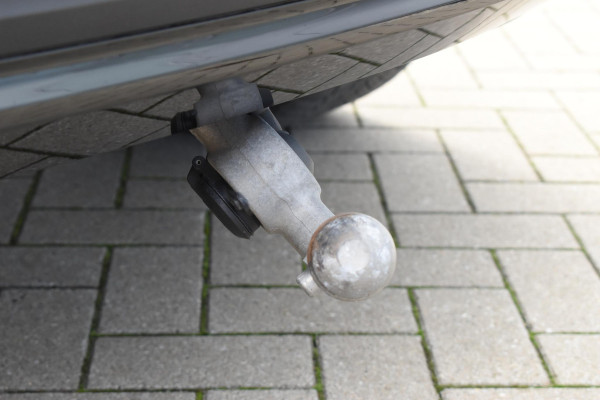 Volvo EX40 Single Motor Extended Range Plus 82 kWh / Adaptive Cruise control / Achteruitrijcamera / Stuur & Stoelverwarming / Trekhaak elektrisch uitklapbaar / Elektrische achterklep / 19" LM Velgen / All season banden / Parkeersensoren V+A