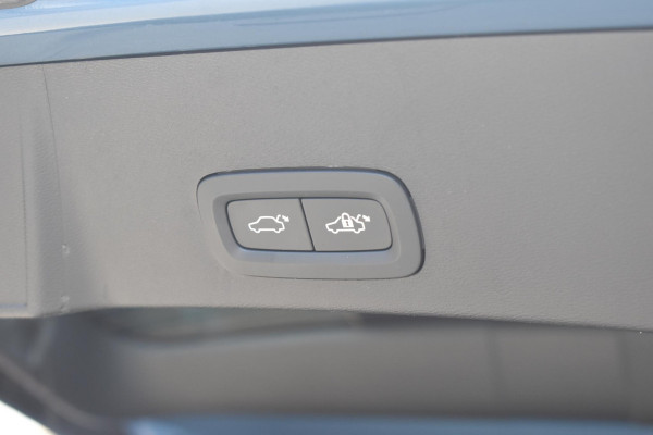 Volvo EX40 Single Motor Extended Range Plus 82 kWh / Adaptive Cruise control / Achteruitrijcamera / Stuur & Stoelverwarming / Trekhaak elektrisch uitklapbaar / Elektrische achterklep / 19" LM Velgen / All season banden / Parkeersensoren V+A