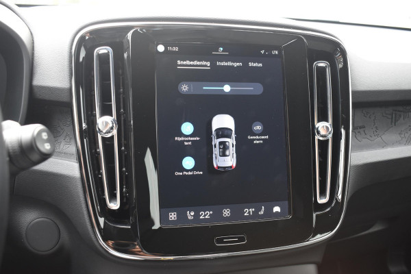 Volvo EX40 Single Motor Extended Range Plus 82 kWh / Adaptive Cruise control / Achteruitrijcamera / Stuur & Stoelverwarming / Trekhaak elektrisch uitklapbaar / Elektrische achterklep / 19" LM Velgen / All season banden / Parkeersensoren V+A