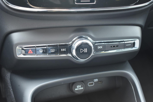 Volvo EX40 Single Motor Extended Range Plus 82 kWh / Adaptive Cruise control / Achteruitrijcamera / Stuur & Stoelverwarming / Trekhaak elektrisch uitklapbaar / Elektrische achterklep / 19" LM Velgen / All season banden / Parkeersensoren V+A