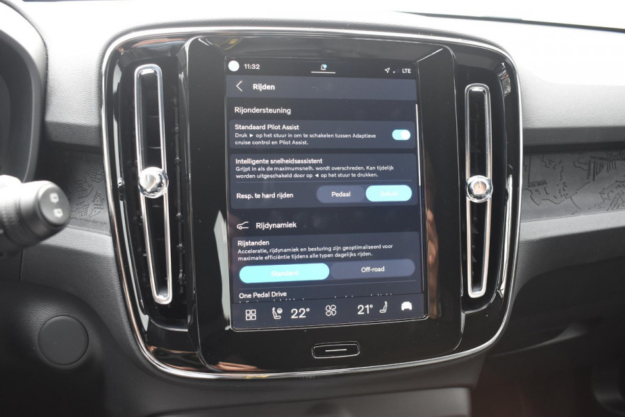 Volvo EX40 Single Motor Extended Range Plus 82 kWh / Adaptive Cruise control / Achteruitrijcamera / Stuur & Stoelverwarming / Trekhaak elektrisch uitklapbaar / Elektrische achterklep / 19" LM Velgen / All season banden / Parkeersensoren V+A