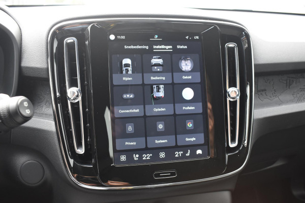 Volvo EX40 Single Motor Extended Range Plus 82 kWh / Adaptive Cruise control / Achteruitrijcamera / Stuur & Stoelverwarming / Trekhaak elektrisch uitklapbaar / Elektrische achterklep / 19" LM Velgen / All season banden / Parkeersensoren V+A